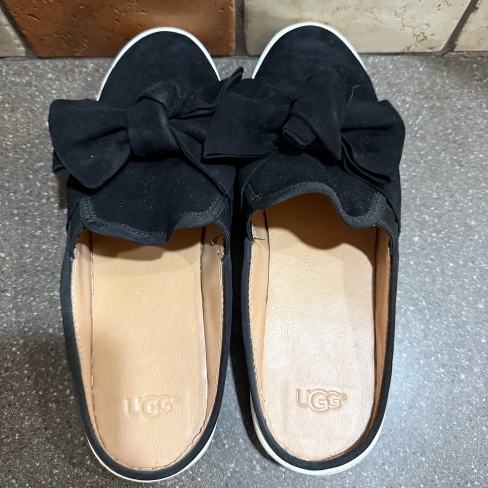 Ugg Black Slip-On Women's Shoes with Bow Detail size 9 - Picture 5 of 9